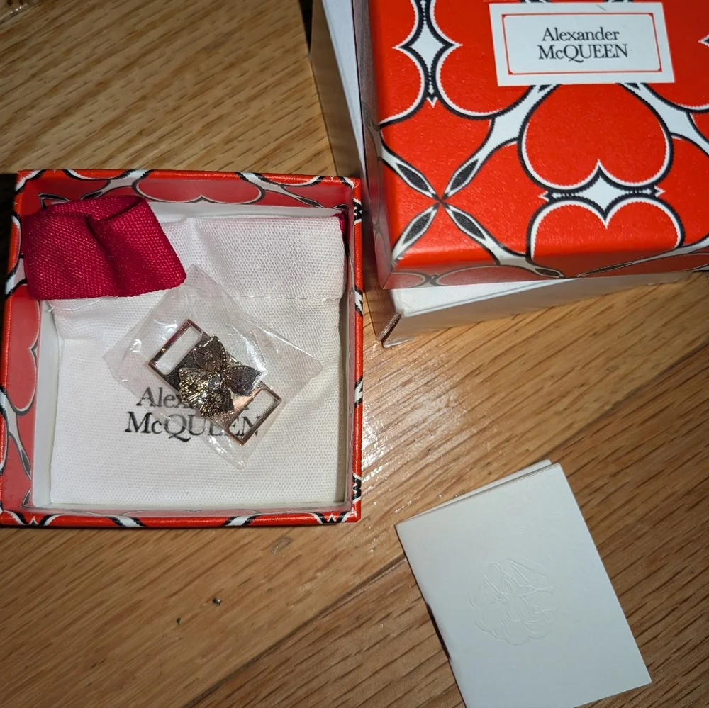 21. NEW ALEXANDER MCQUEEN BUTTERFLY SHOELACE PLATE - Picture 2 of 7
